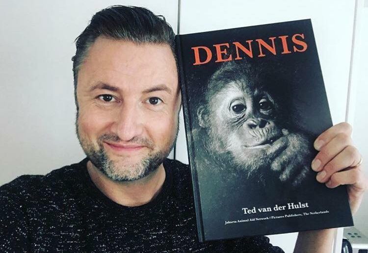 Dennis Weening presenteert uniek boek ‘Dennis’ over orang-oetan-wees